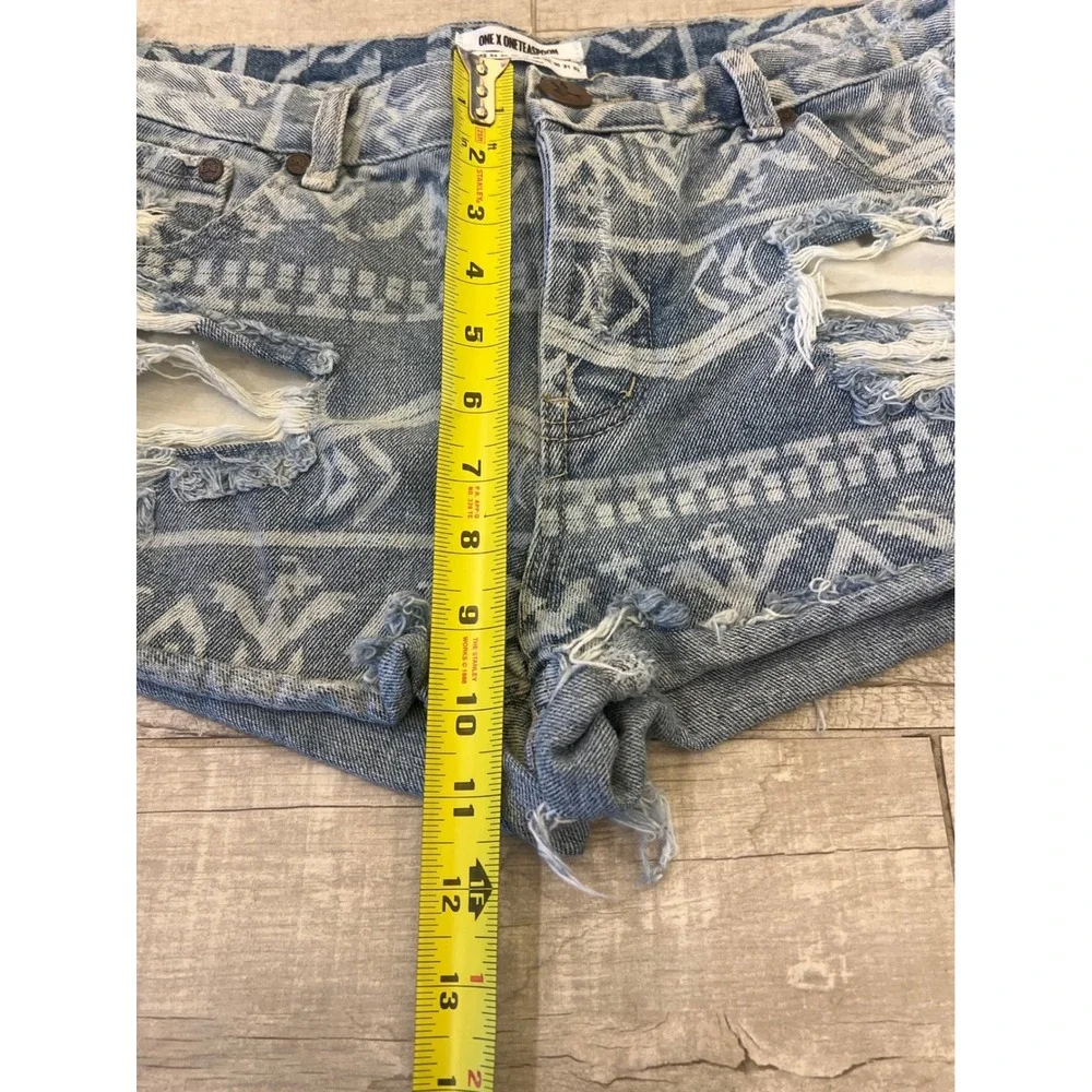 One x OneTeaspoon Bandits Geometric Print Distressed Denim Shorts‎ Size 29 Blue